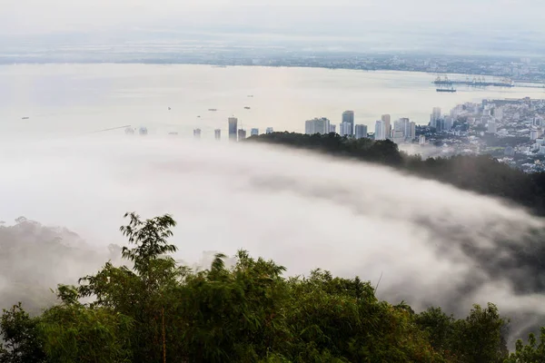 George Town stadsgezicht, berg en mist zeezicht voor achtergrond — Stockfoto