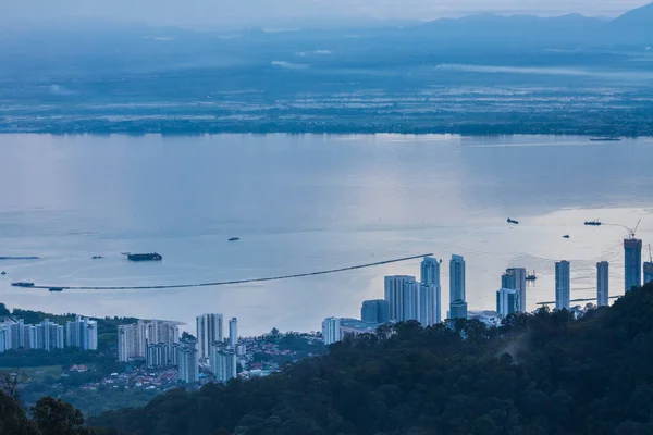 George Town cityscape, dağ ve sis Deniz Manzaralı arka planı için — Stok fotoğraf