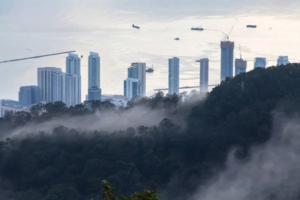 ジョージ ・ タウンの背景の街並み、山、霧シービュー — ストック写真