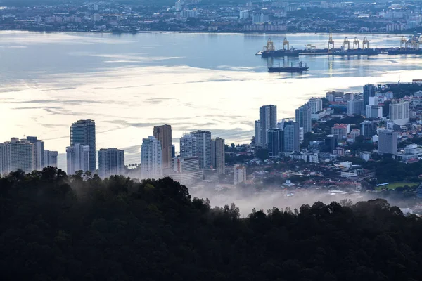 George Town panoráma města, hory a mlha vyhlídkou na pozadí — Stock fotografie