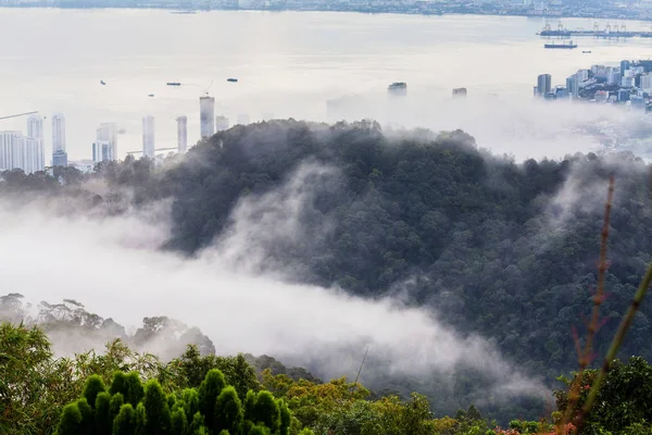 George Town városkép, a hegyi és a köd tengerre háttér — Stock Fotó