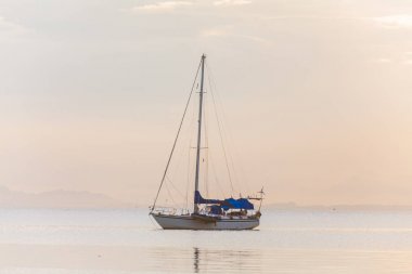 Bir sakin denizde yalnız tekne