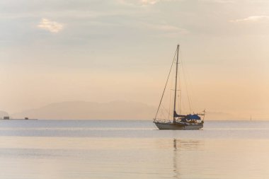 Bir sakin denizde yalnız tekne