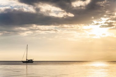 Bir sakin denizde yalnız tekne