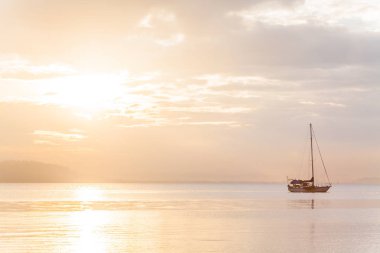 Bir sakin denizde yalnız tekne