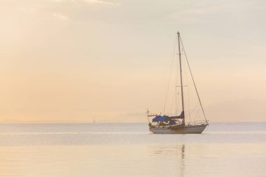 Bir sakin denizde yalnız tekne