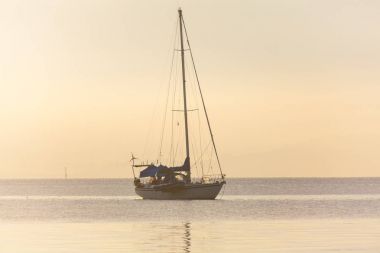 Bir sakin denizde yalnız tekne