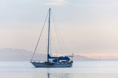 Bir sakin denizde yalnız tekne