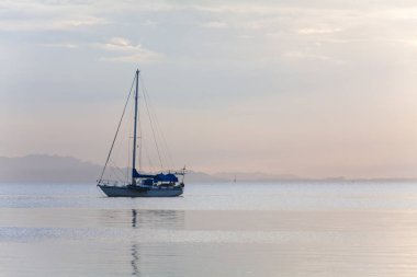 Bir sakin denizde yalnız tekne
