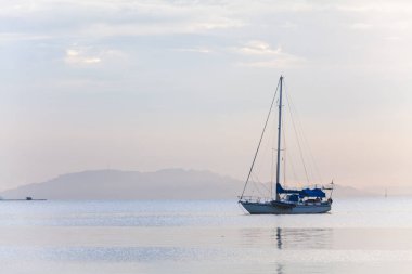 Bir sakin denizde yalnız tekne