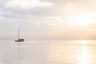 Bir sakin denizde yalnız tekne