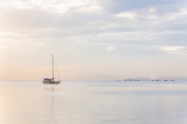 Bir sakin denizde yalnız tekne