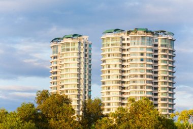 Kat mülkiyeti veya arka plan için mavi gökyüzü ile daire