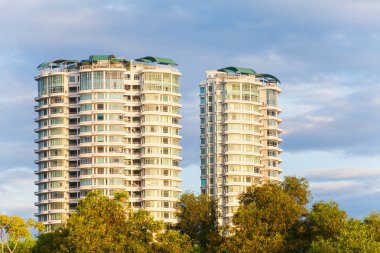 Kat mülkiyeti veya arka plan için mavi gökyüzü ile daire