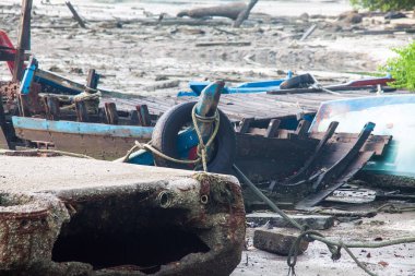 Terk edilmiş balıkçı teknesi kırık 