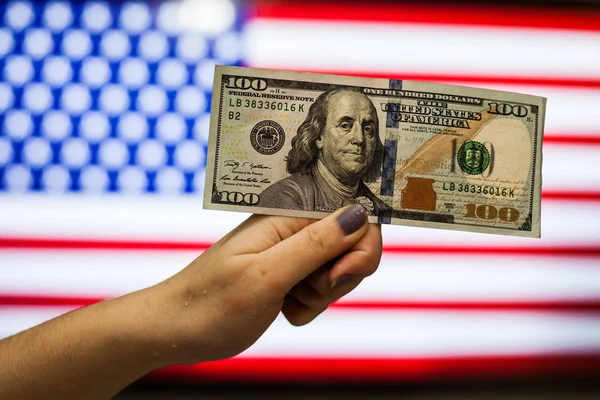 Homem segurando dólar americano nota bancária indicando queda de mercado — Fotografia de Stock