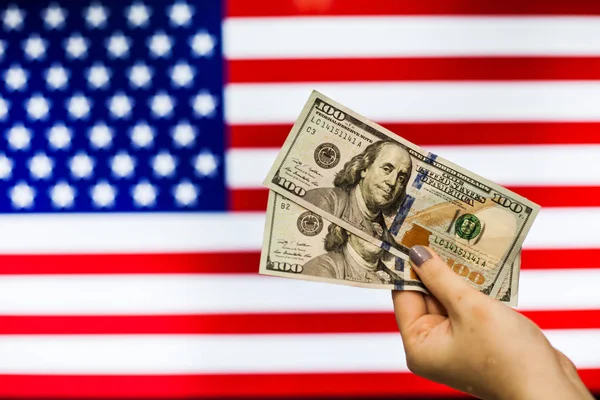 Homem segurando dólar americano nota bancária indicando queda de mercado — Fotografia de Stock