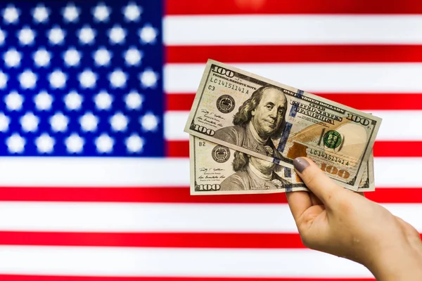 Homem segurando dólar americano nota bancária indicando queda de mercado — Fotografia de Stock