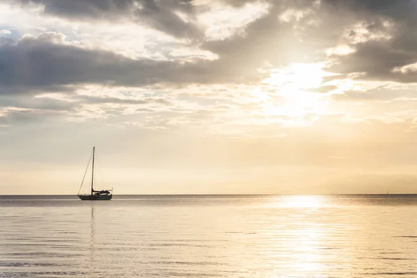 Одинокая лодка в спокойном море — стоковое фото