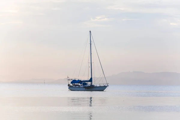 穏やかな海で孤独なボート — ストック写真
