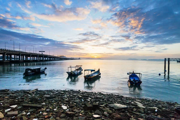 Sunrise скелястий берег з риболовецьке судно — стокове фото