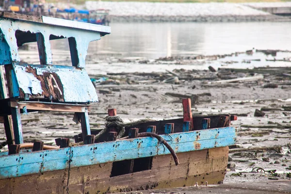 Törött elhagyott csónak — Stock Fotó