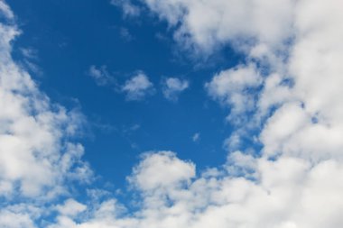 Mavi gökyüzüne karşı bulutlar.