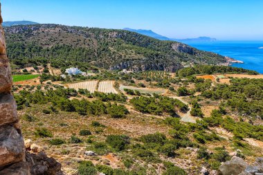 Dağ deniz manzarası, sıcak bir yaz günü adada.