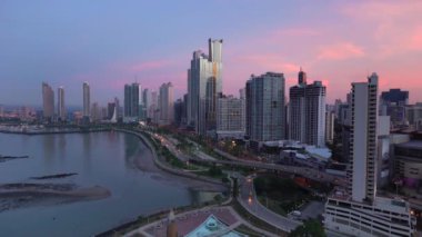 Gün batımında, Panama City şehir manzarası