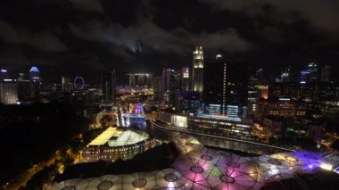 Şehir manzarası ve nehir kenarında restoranlar üzerinde yükseltilmiş görünümü 