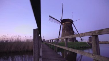 Yel değirmenleri, Unesco Dünya Mirası doğal gün batımında içinde