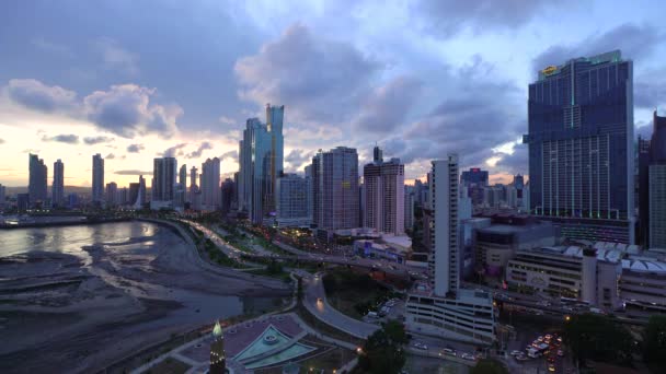 De skyline van de stad bij zonsondergang, Panama-stad — Stockvideo
