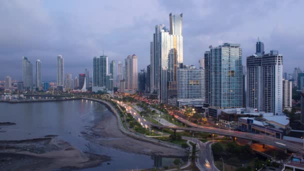 Ciudad skyline al atardecer, Ciudad de Panamá — Vídeo de stock