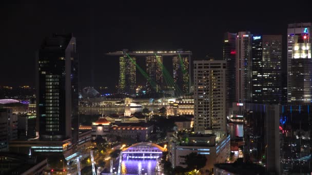 Vista sobre o horizonte da cidade e restaurantes ribeirinhos no bairro de entretenimento — Vídeo de Stock