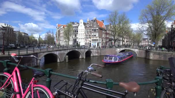 Traditionelle Giebelhäuser und Brücken an der Ecke Keizersgracht und Leidesegracht — Stockvideo