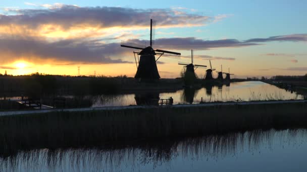 Windmühlen, Unesco-Welterbe in Kinderdeich bei Sonnenuntergang — Stockvideo