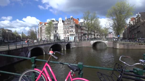 Traditionele puntgevel huizen en bruggen op de hoek van de Keizersgracht en Leidesegracht — Stockvideo