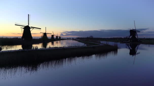 Moinhos de vento, Património Mundial da UNESCO em Kinderdijk ao pôr do sol — Vídeo de Stock