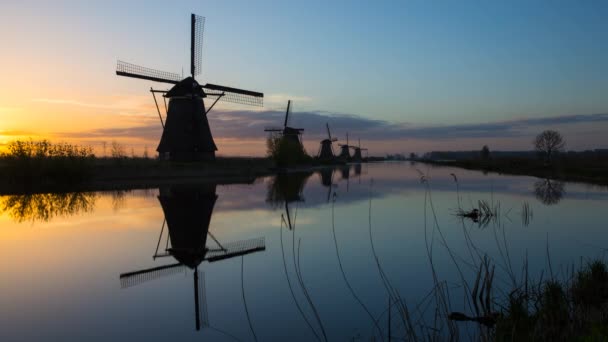 Wiatraki, wpisanego na listę światowego dziedzictwa UNESCO w Kinderdijk o zachodzie słońca — Wideo stockowe