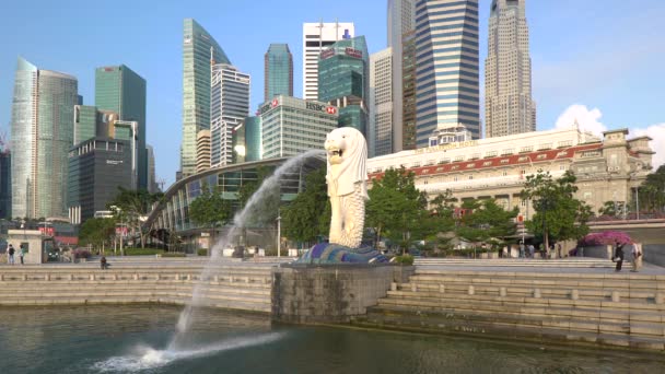 La statue Merlion avec l'horizon de la ville en arrière-plan, Marina Bay, Singapour — Video