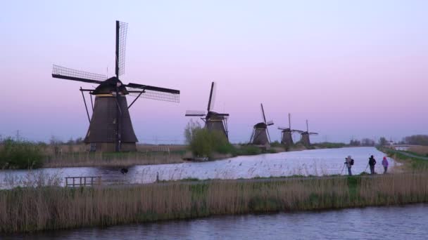 Windmolens, Unesco World Heritage Site in Kinderdijk bij zonsondergang — Stockvideo