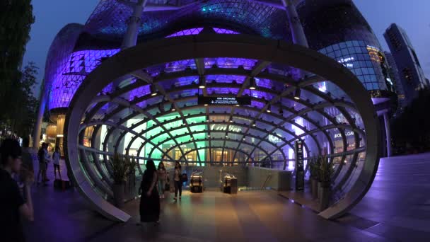 Alışveriş bölgesi Orchard Road metro istasyonu girişi — Stok video