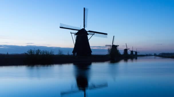 Molinos de viento, Patrimonio de la Humanidad UNESCO en Kinderdijk al atardecer — Vídeo de stock