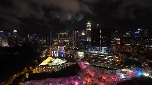 高架的景色的城市天际线和河畔餐馆 — 图库视频影像