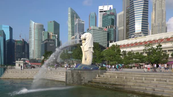 La statue Merlion avec l'horizon de la ville en arrière-plan, Marina Bay, Singapour — Video
