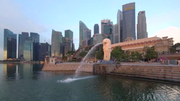 Den merlion statyn med stadens silhuett i bakgrunden, marina bay, singapore — Stockvideo