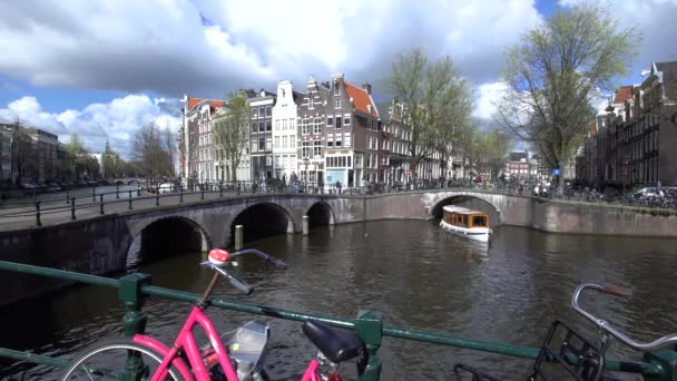 Traditionelle Giebelhäuser und Brücken an der Ecke Keizersgracht und Leidesegracht — Stockvideo