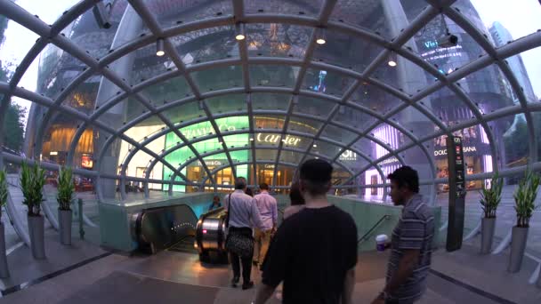 Entrada da estação de metro, zona comercial de Orchard Road — Vídeo de Stock