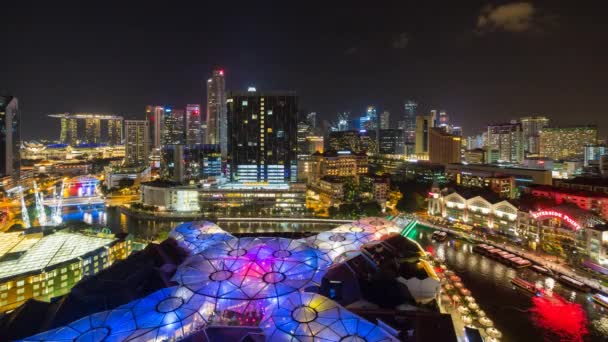 Pohled na panorama města a restaurací na nábřeží v zábavní čtvrti — Stock video