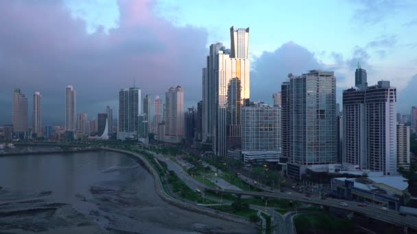 De skyline van de stad bij zonsondergang, Panama-stad — Stockvideo